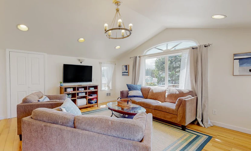 Stunning dog-friendly home with W/D, board games, balcony, deck, & beach towels