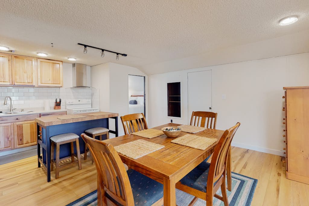 Stunning dog-friendly home with W/D, board games, balcony, deck, & beach towels