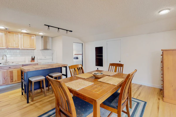 Stunning dog-friendly home with W/D, board games, balcony, deck, & beach towels