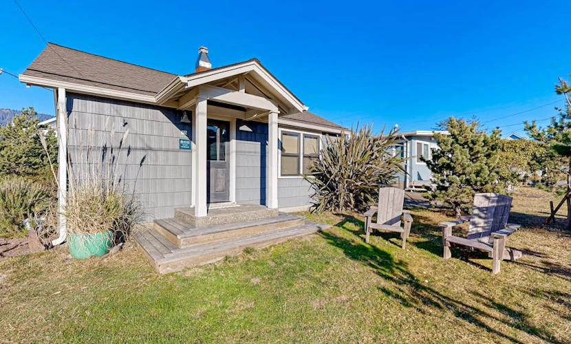 Adorable coastal home near the beach & downtown with deck & private washer/dryer