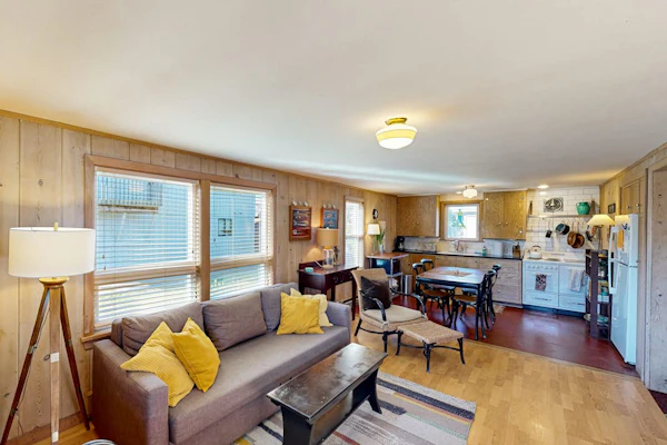 Adorable coastal home near the beach & downtown with deck & private washer/dryer