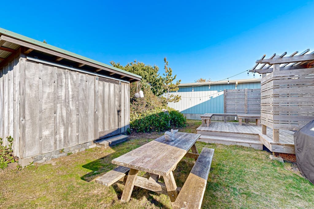 Adorable coastal home near the beach & downtown with deck & private washer/dryer