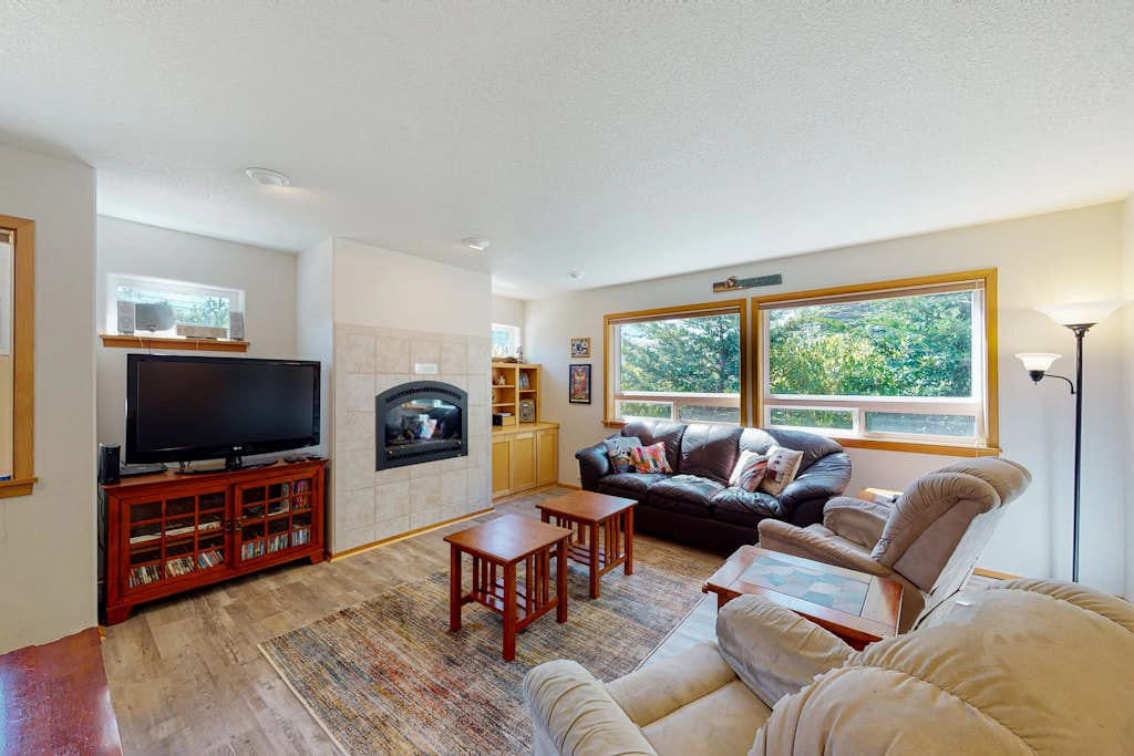 Dog-friendly 2-story duplex with gas fireplace, enclosed yard, gas grill & W/D