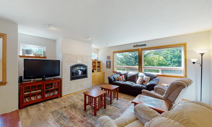 Dog-friendly 2-story duplex with gas fireplace, enclosed yard, gas grill & W/D
