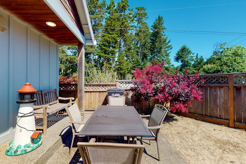 Dog-friendly 2-story duplex with gas fireplace, enclosed yard, gas grill & W/D