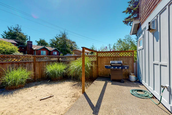 Dog-friendly 2-story duplex with gas fireplace, enclosed yard, gas grill & W/D