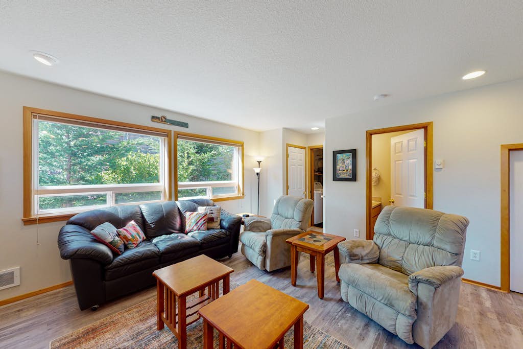 Dog-friendly 2-story duplex with gas fireplace, enclosed yard, gas grill & W/D