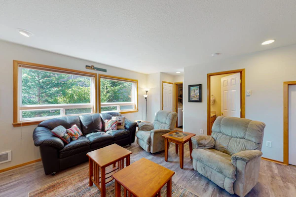 Dog-friendly 2-story duplex with gas fireplace, enclosed yard, gas grill & W/D