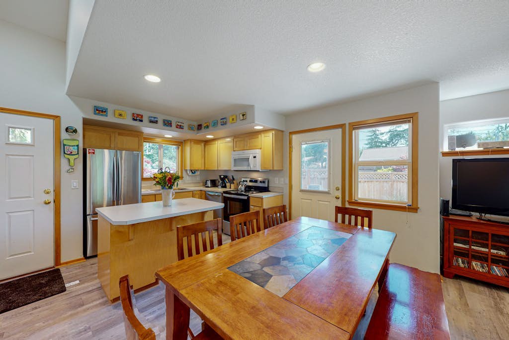 Dog-friendly 2-story duplex with gas fireplace, enclosed yard, gas grill & W/D
