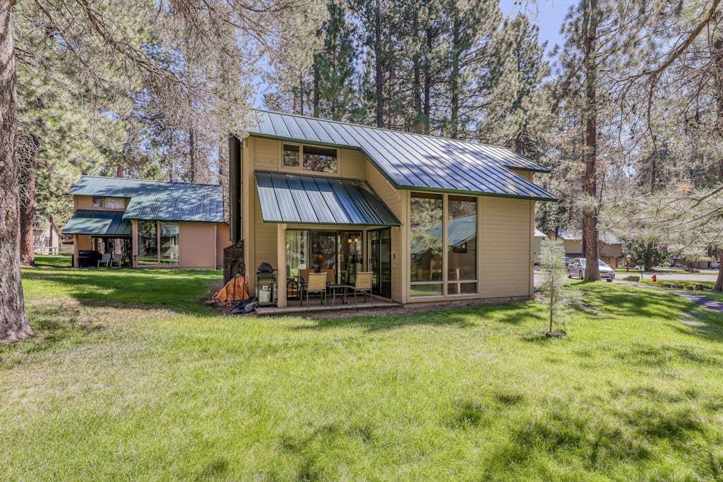Wood-beam cabin with amazing location, pools, hot tub & SHARC passes