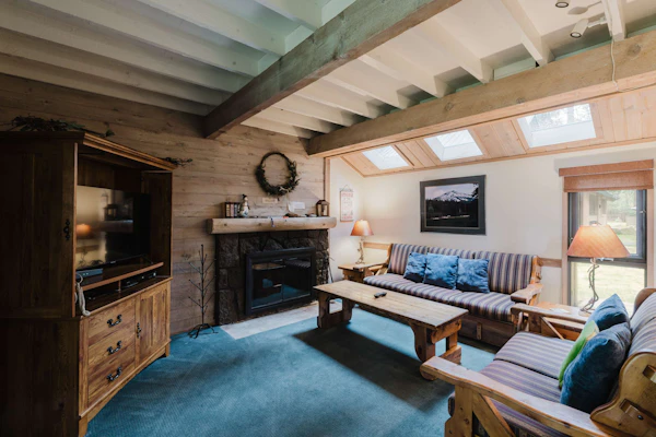Wood-beam cabin with amazing location, pools, hot tub & SHARC passes
