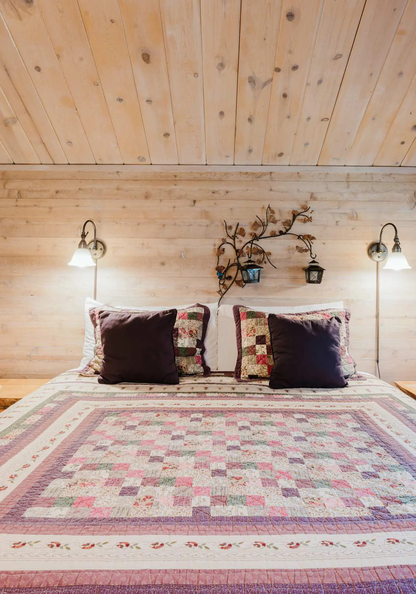 Wood-beam cabin with amazing location, pools, hot tub & SHARC passes