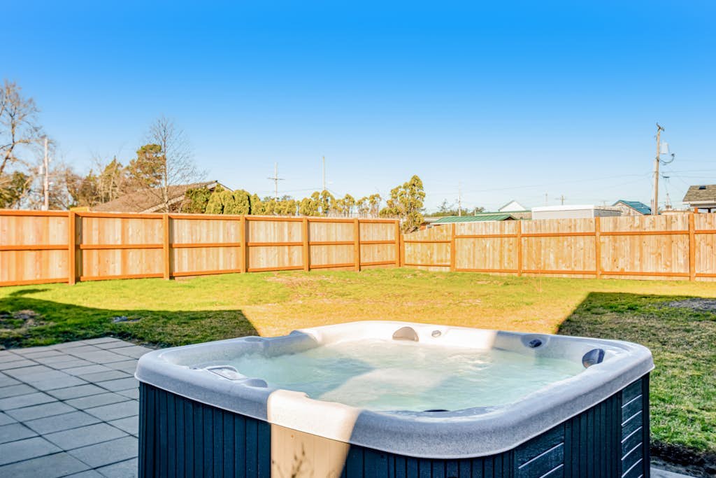 Downtown home with WiFi -Private Hot Tub, walk to beach - dog-friendly yard