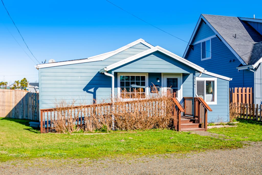 Downtown home with WiFi -Private Hot Tub, walk to beach - dog-friendly yard