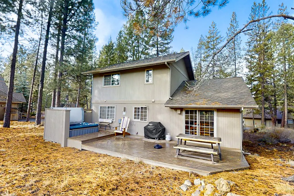 Modern home with game room, SHARC passes, deck & bikes - 2 miles to Village