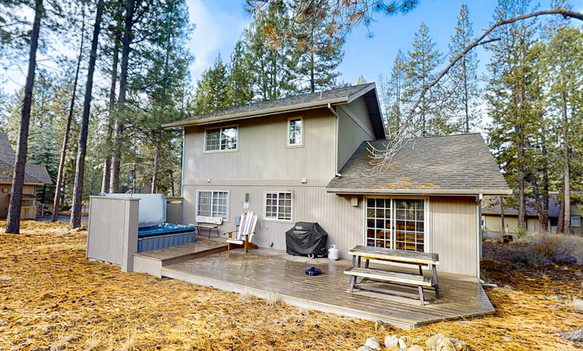 Modern home with game room, SHARC passes, deck & bikes - 2 miles to Village
