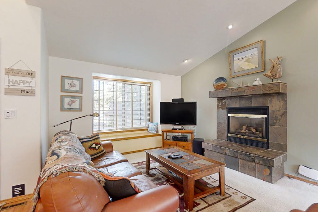 Modern home with game room, SHARC passes, deck & bikes - 2 miles to Village