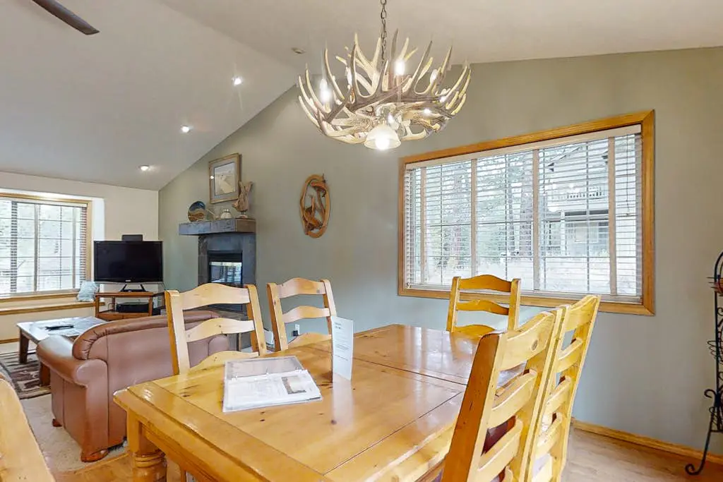 Modern home with game room, SHARC passes, deck & bikes - 2 miles to Village