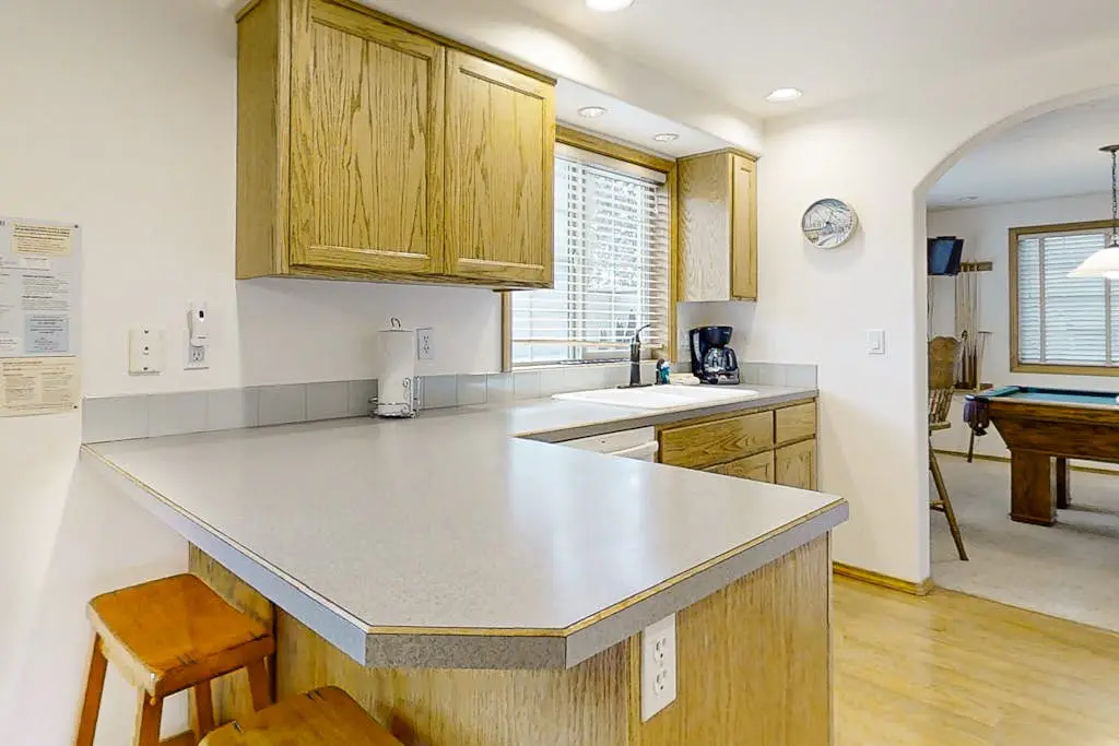 Modern home with game room, SHARC passes, deck & bikes - 2 miles to Village