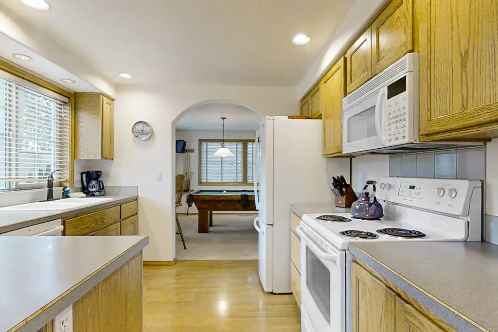 Modern home with game room, SHARC passes, deck & bikes - 2 miles to Village
