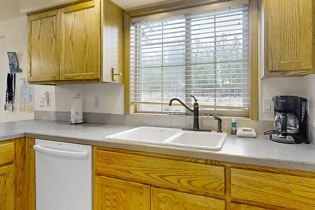 Modern home with game room, SHARC passes, deck & bikes - 2 miles to Village