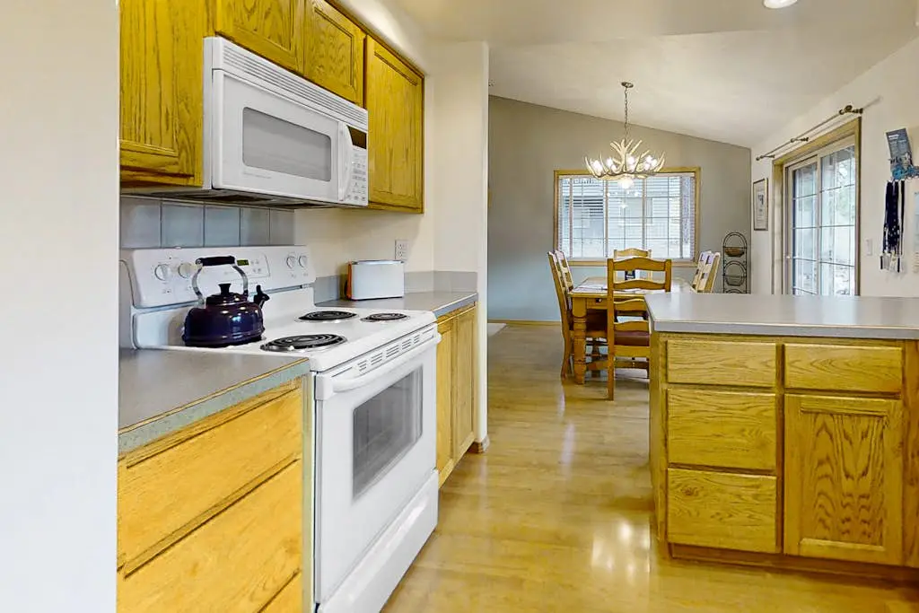 Modern home with game room, SHARC passes, deck & bikes - 2 miles to Village