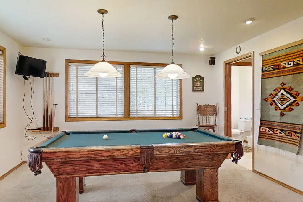 Modern home with game room, SHARC passes, deck & bikes - 2 miles to Village