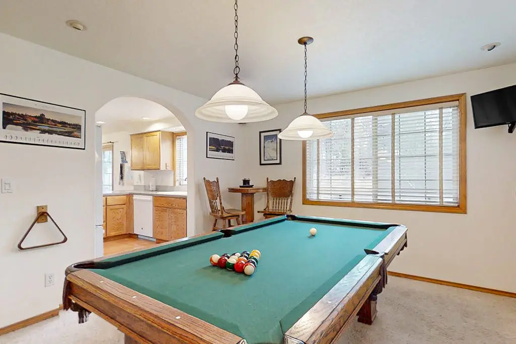 Modern home with game room, SHARC passes, deck & bikes - 2 miles to Village