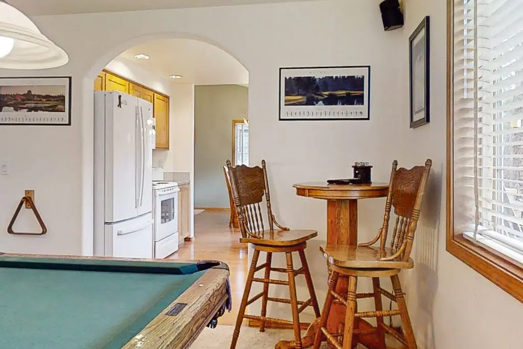 Modern home with game room, SHARC passes, deck & bikes - 2 miles to Village