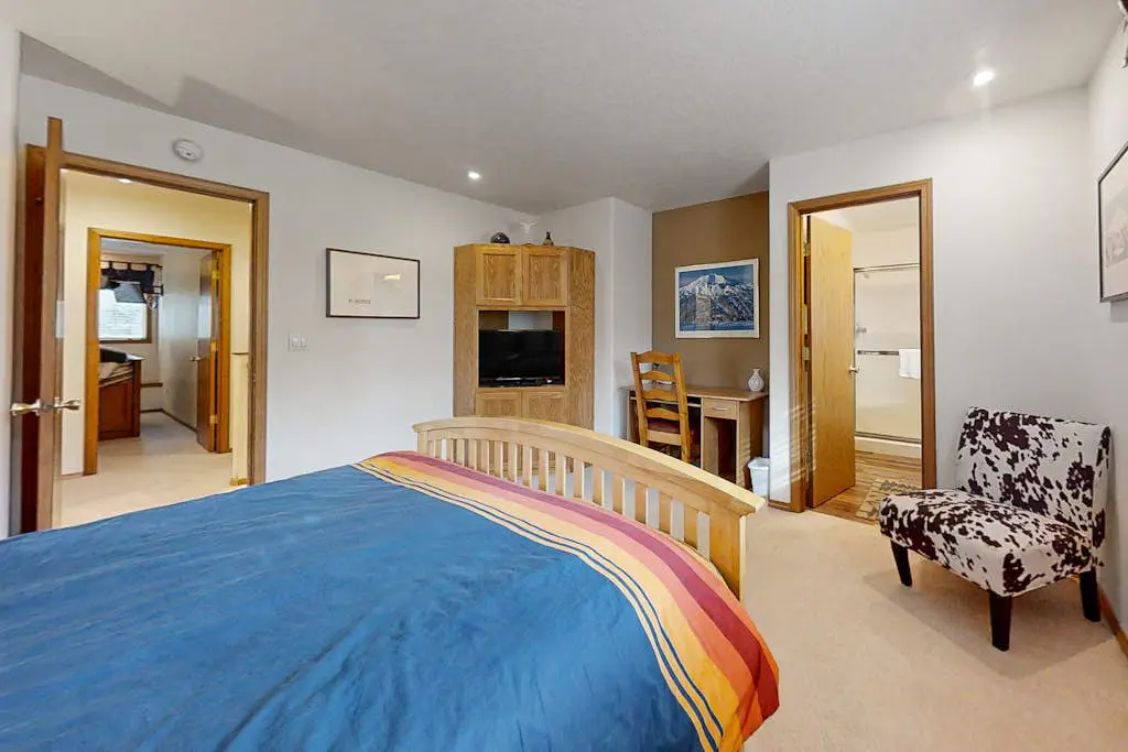Modern home with game room, SHARC passes, deck & bikes - 2 miles to Village