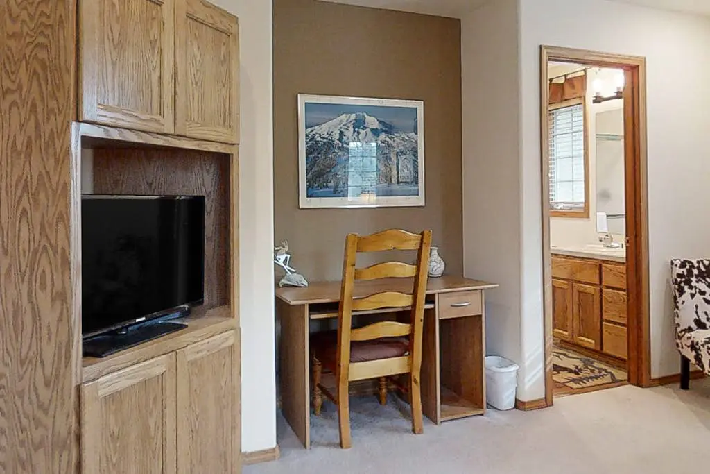 Modern home with game room, SHARC passes, deck & bikes - 2 miles to Village