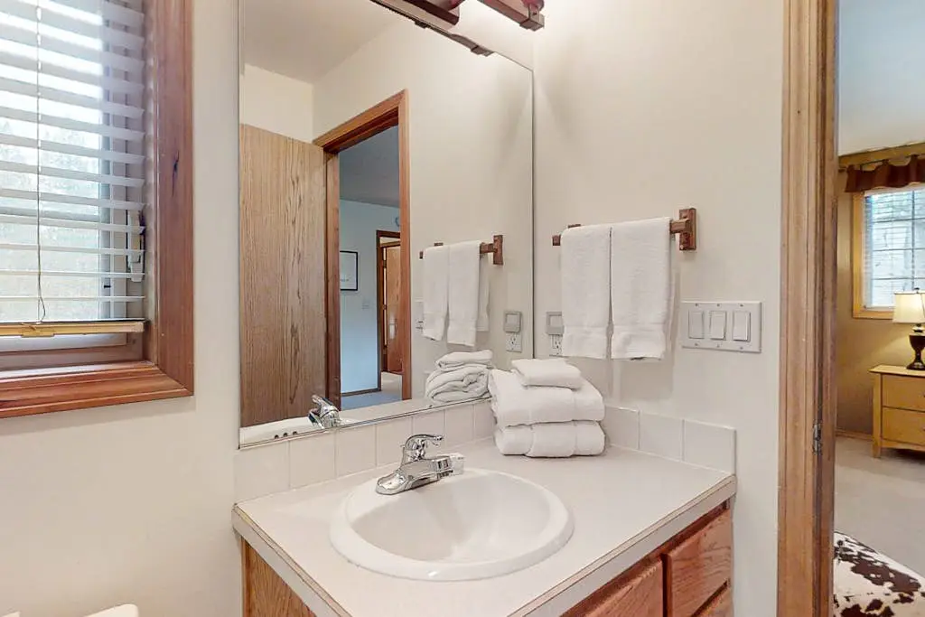 Modern home with game room, SHARC passes, deck & bikes - 2 miles to Village