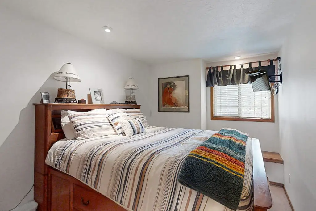 Modern home with game room, SHARC passes, deck & bikes - 2 miles to Village