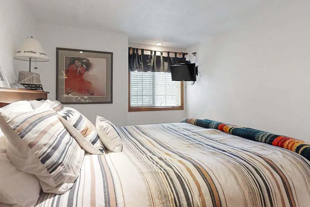 Modern home with game room, SHARC passes, deck & bikes - 2 miles to Village