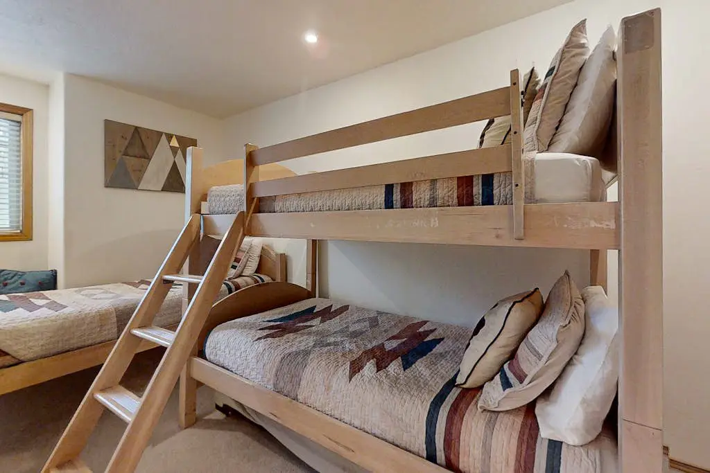 Modern home with game room, SHARC passes, deck & bikes - 2 miles to Village