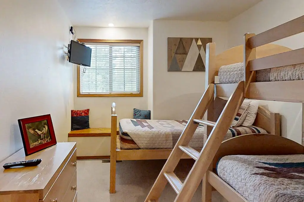 Modern home with game room, SHARC passes, deck & bikes - 2 miles to Village