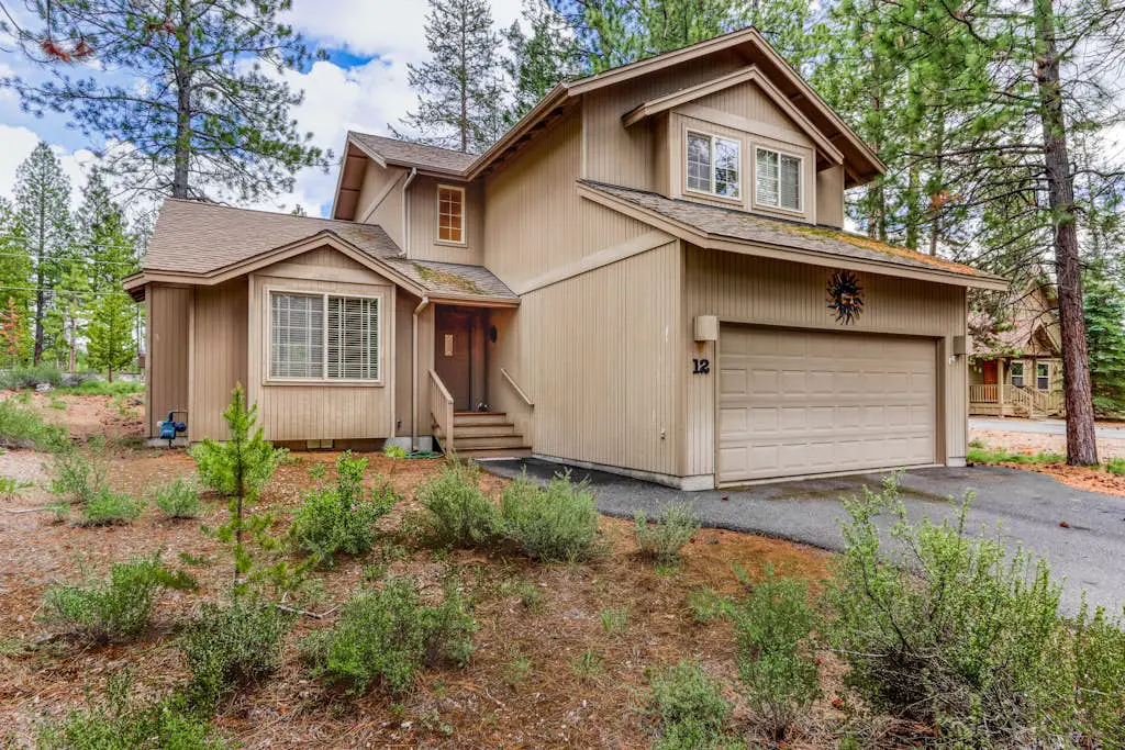 Modern home with game room, SHARC passes, deck & bikes - 2 miles to Village