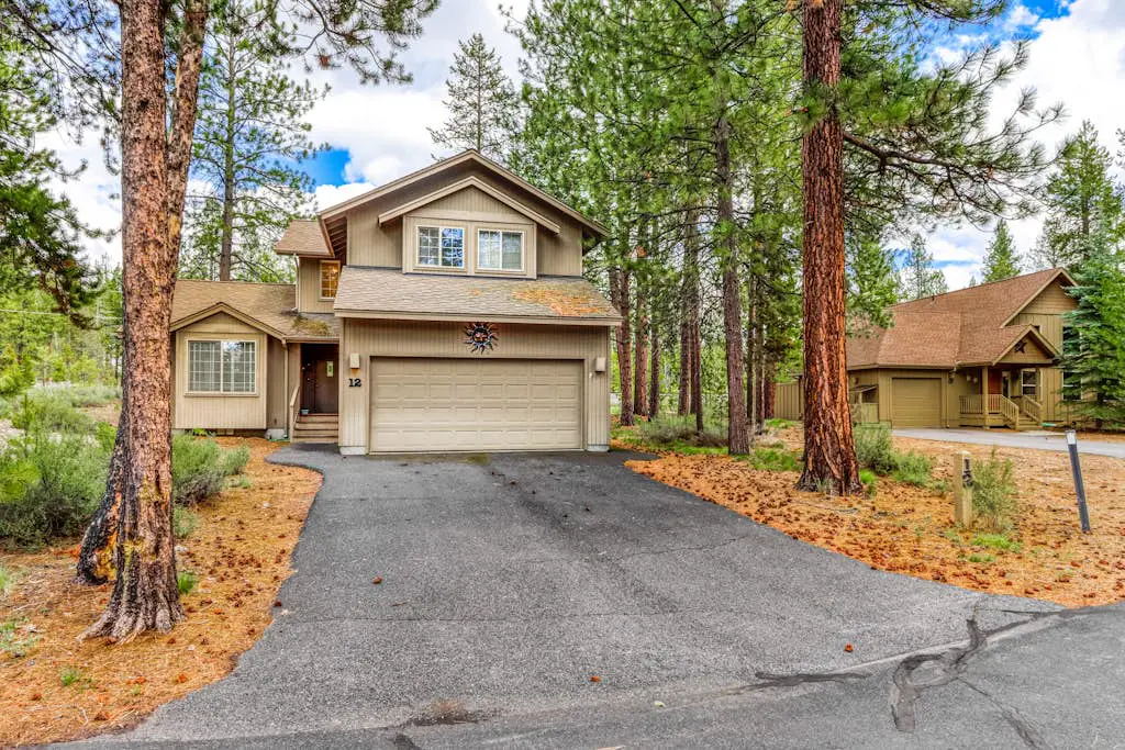 Modern home with game room, SHARC passes, deck & bikes - 2 miles to Village