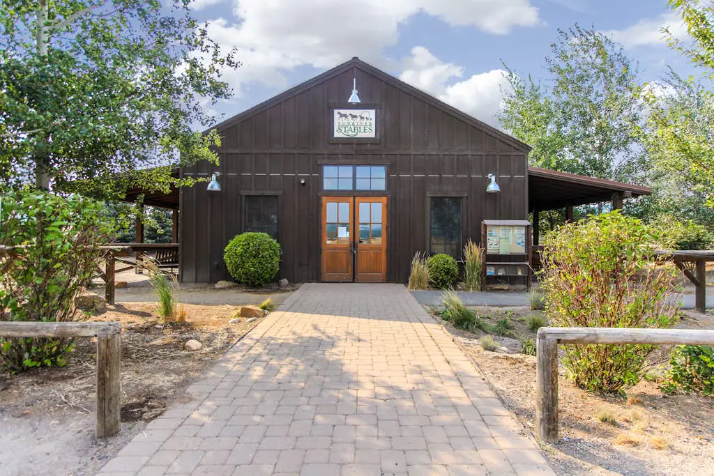 Modern home with game room, SHARC passes, deck & bikes - 2 miles to Village