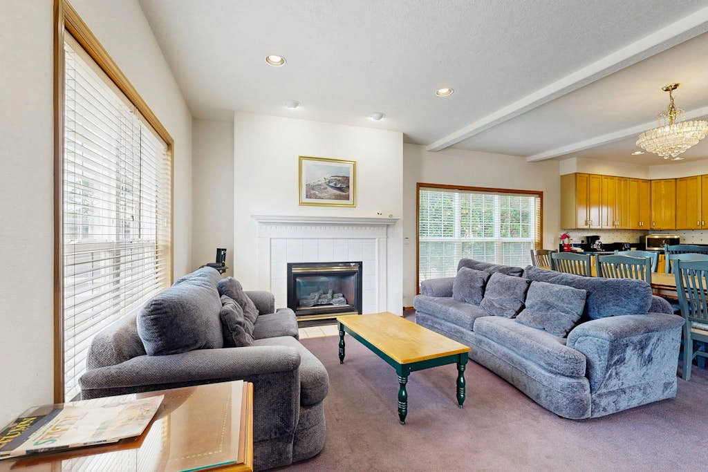 Large home 1 block from the beach with ocean view, game room, fireplace & WiFi