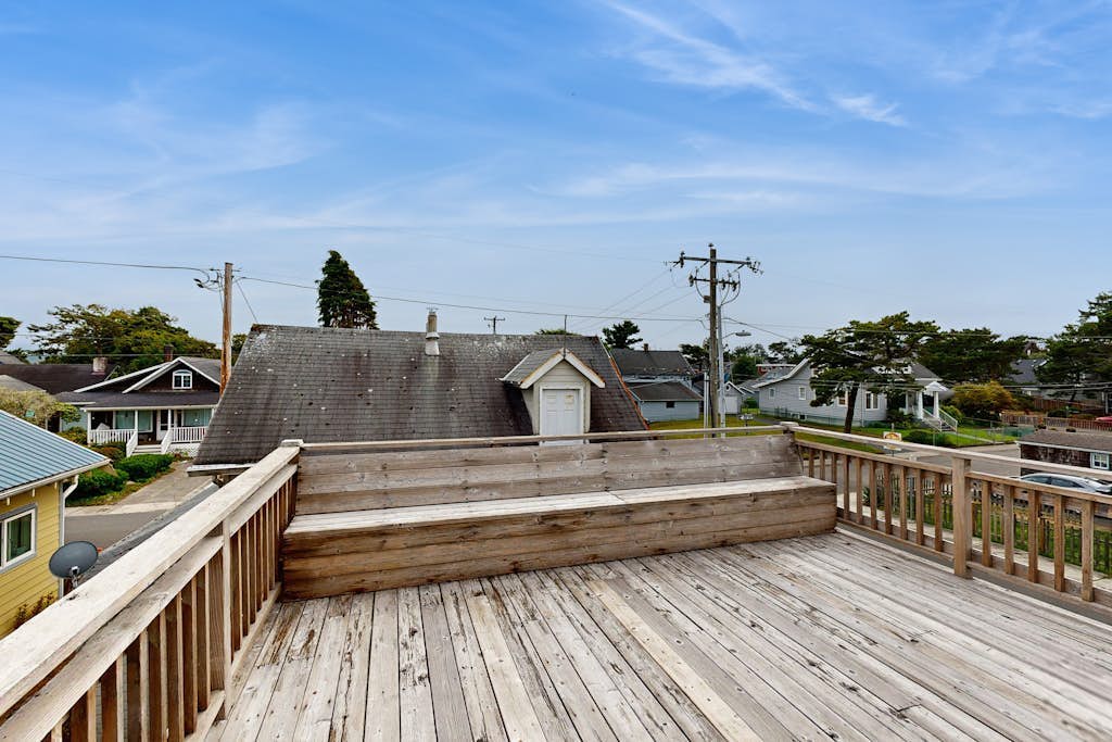 Large home 1 block from the beach with ocean view, game room, fireplace & WiFi