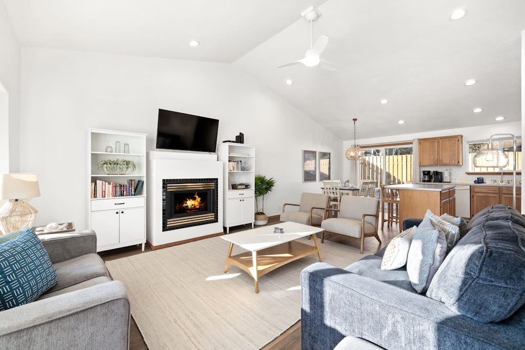 1.5 blocks to beach & Prom - Charming home with private hot tub, deck, yard