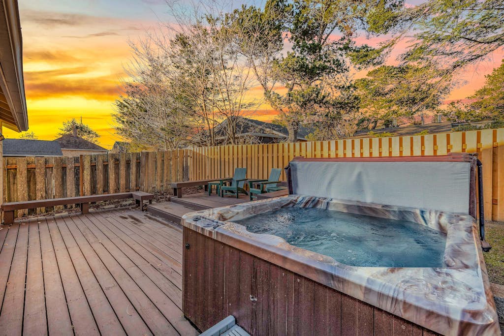 1.5 blocks to beach & Prom - Charming home with private hot tub, deck, yard