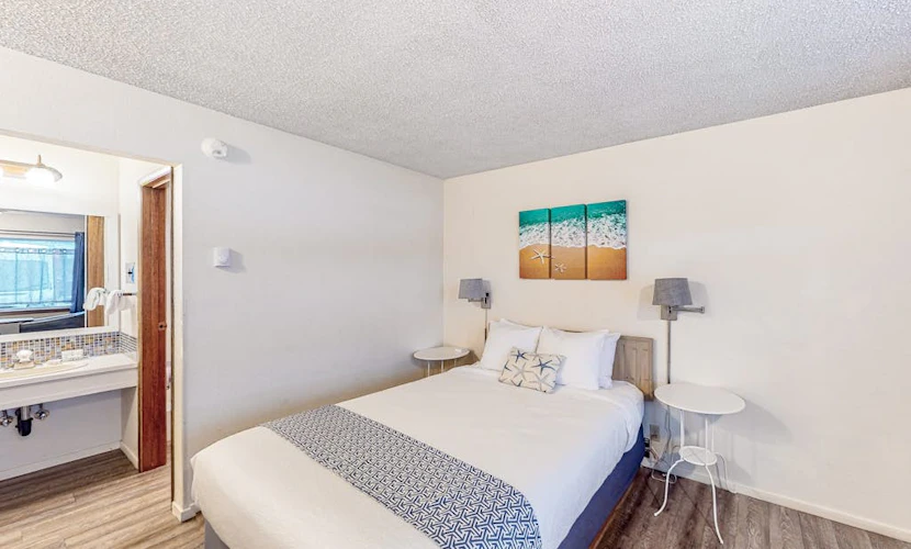 Perfect beach room with fast WiFI - walk to Old Town shops & eateries