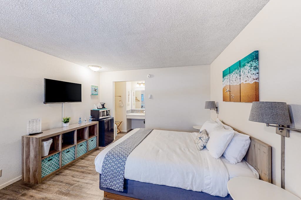 Perfect beach room with fast WiFI - walk to Old Town shops & eateries