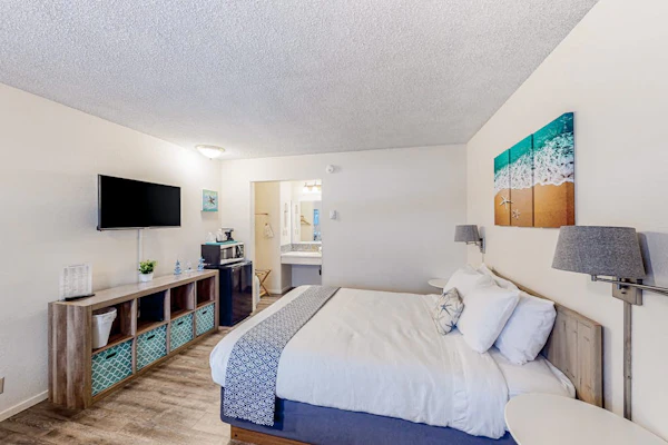 Perfect beach room with fast WiFI - walk to Old Town shops & eateries