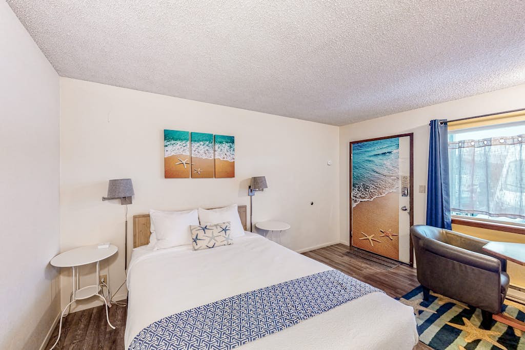 Perfect beach room with fast WiFI - walk to Old Town shops & eateries