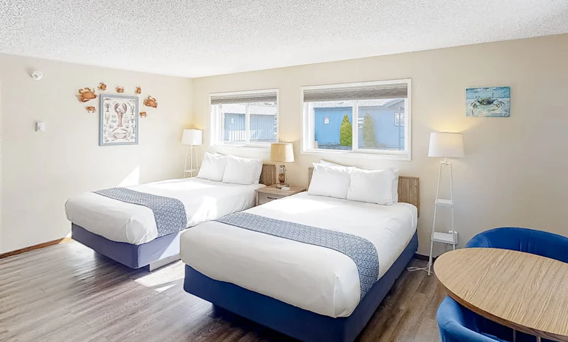 Retro beach gem with fast WiFI - walk to downtown restaurants