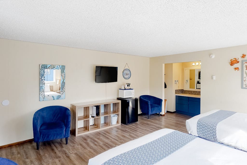 Retro beach gem with fast WiFI - walk to downtown restaurants