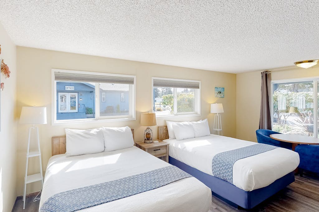 Retro beach gem with fast WiFI - walk to downtown restaurants